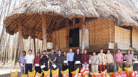 Sở Công Thương Quảng Ngãi tặng quà Tết cho 100 hộ dân khó khăn