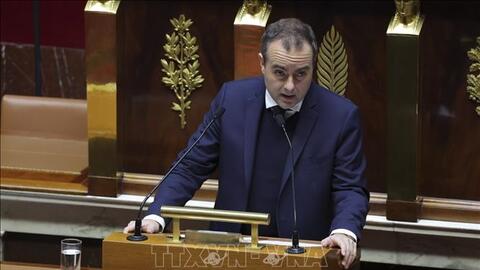 Thủ tướng Pháp vượt qua cuộc bỏ phiếu bất tín nhiệm