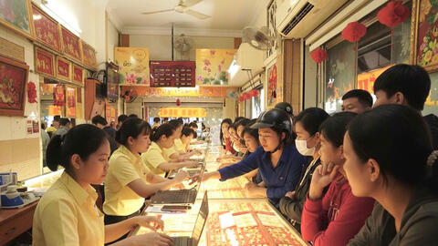 TP. Hồ Chí Minh: Tiệm vàng đông khách từ sớm trước ngày vía Thần Tài