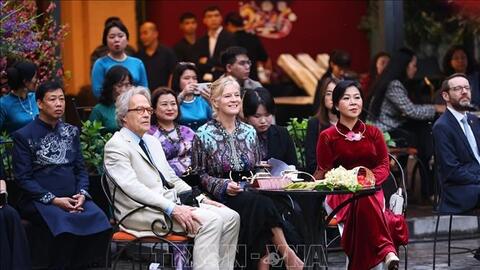 Phu nhân Tổng Bí thư Tô Lâm và Công tước xứ Richmond cùng phu nhân tham quan Bảo tàng Mỹ thuật Việt Nam