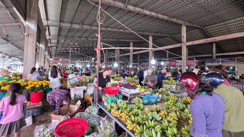 Sôi động thị trường đồ cúng Rằm tháng Giêng ở Hà Tĩnh