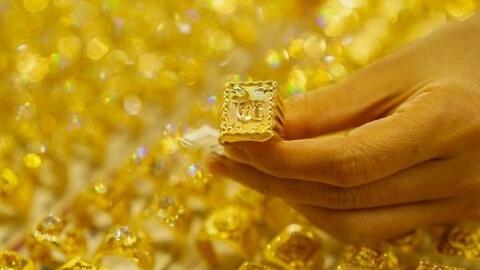 Giá vàng hôm nay (5-3): Giá vàng trong nước lao dốc thẳng đứng