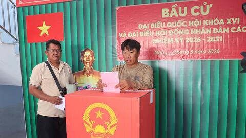 Cử tri khu vực miền núi, biên giới, hải đảo nô nức đi bầu cử sớm