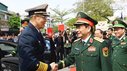 Đại tướng Phan Văn Giang và Thượng tướng Đổng Quân thăm Trường Trung học phổ thông Trần Phú