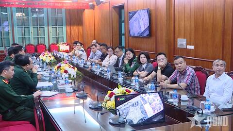 Đoàn học viên lớp nghiệp vụ quản lý nhà nước về báo chí đi thực tế tại Báo Quân đội nhân dân