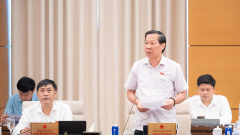 Xem xét sửa đổi bảng lương, phụ cấp đối với cán bộ, lãnh đạo