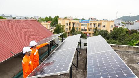 Điện mặt trời mái nhà mở rộng không gian tiết kiệm điện mùa nắng nóng