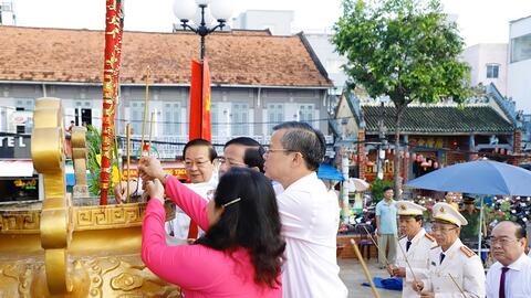 Lãnh đạo TP Cần Thơ dâng hương tưởng niệm Chủ tịch Hồ Chí Minh