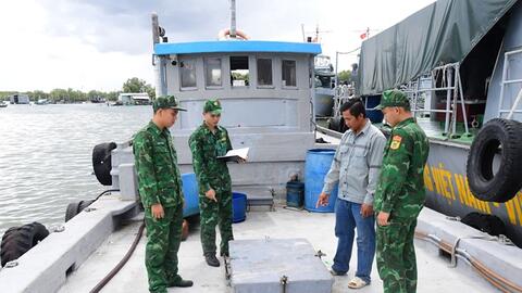 Bắt tàu vận chuyển lượng lớn dầu không rõ nguồn gốc