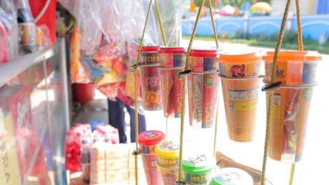 'Ma trận' bánh kẹo bẩn trước cổng trường và bài toán xử lý tận gốc