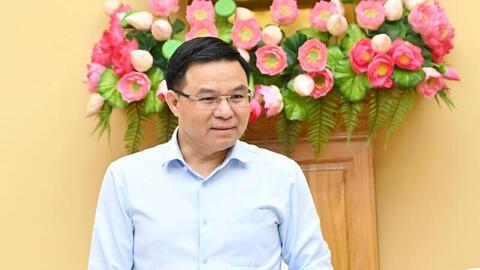 Chùm ảnh: Bộ trưởng Lê Mạnh Hùng làm việc với Vụ Chính sách thương mại đa biên