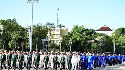 Đoàn đại biểu dự Đại hội đại biểu toàn quốc Đoàn TNCS Hồ Chí Minh lần thứ XIII báo công dâng Bác