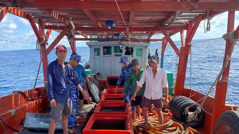 Cảnh sát biển bắt giữ tàu vận chuyển 55.000 lít dầu không rõ nguồn gốc