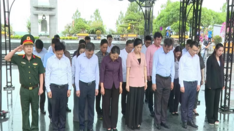 Đoàn công tác Văn phòng Trung ương Đảng tri ân gia đình liệt sĩ, thương binh tại Quảng Trị