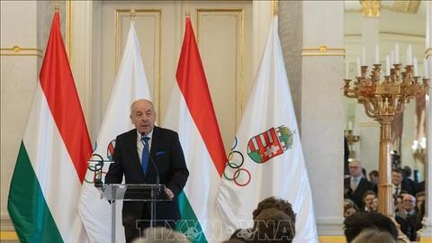 Tổng thống Hungary ký ban hành sửa đổi hiến pháp chấm dứt nhiệm kỳ