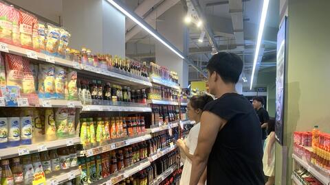 Giá xăng giảm, vì sao thực phẩm vẫn "neo" giá?