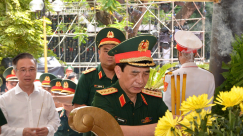 Đại tướng Phan Văn Giang dâng hương tưởng niệm các Anh hùng liệt sĩ tại Công viên Lê Thị Riêng