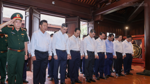 Thủ tướng Lê Minh Hưng tưởng niệm Chủ tịch Hồ Chí Minh, Đại tướng Võ Nguyên Giáp và các Anh hùng liệt sĩ tại Điện Biên Phủ