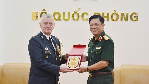 Thượng tướng Nguyễn Trường Thắng tiếp các Tùy viên Quốc phòng cũ và mới của Thụy Điển