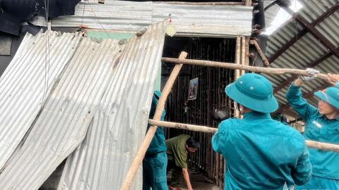 Tây Ninh: Ban CHQS xã Tân Hòa hỗ trợ người dân khắc phục hậu quả mưa dông