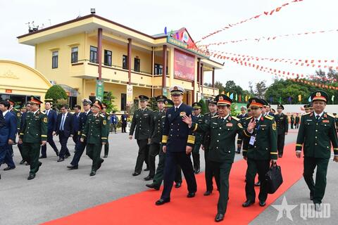 Bộ trưởng Bộ Quốc phòng Việt Nam và Trung Quốc thăm Đồn Biên phòng Trà Cổ