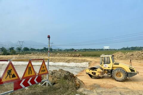 Thủ tướng yêu cầu kiểm soát giá vật liệu, tăng tốc giải phóng mặt bằng dự án