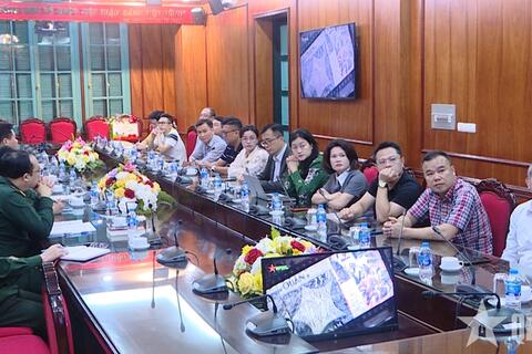 Đoàn học viên lớp nghiệp vụ quản lý nhà nước về báo chí đi thực tế tại Báo Quân đội nhân dân