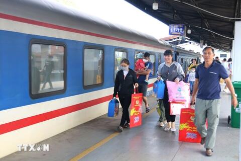 Bộ Nội vụ: Không có chủ trương hoán đổi ngày nghỉ dịp Giỗ Tổ, 30-4 và 1-5