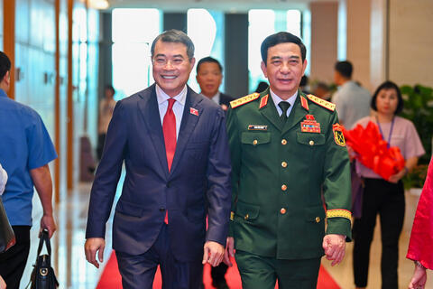 Sôi nổi bên hành lang nghị trường Kỳ họp thứ nhất, Quốc hội khóa XVI