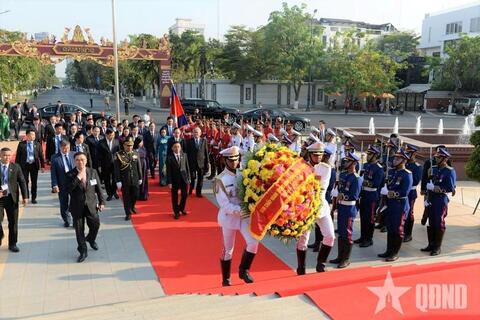Thường trực Ban Bí thư Trần Cẩm Tú đặt vòng hoa tại các đài tưởng niệm ở Campuchia