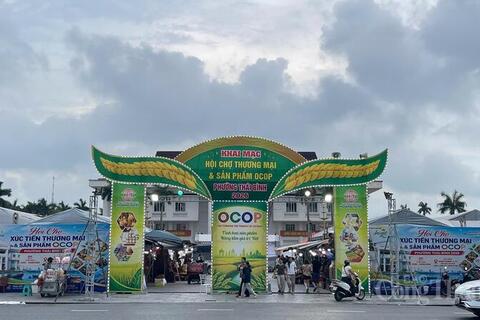 Sôi động hoạt động giao thương tại hội chợ sản phẩm OCOP Hưng Yên