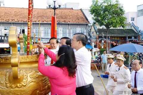 Lãnh đạo TP Cần Thơ dâng hương tưởng niệm Chủ tịch Hồ Chí Minh