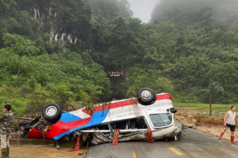 Cao Bằng: Mưa lũ khiến nhiều đường ngập nặng, xe khách bị cuốn trôi