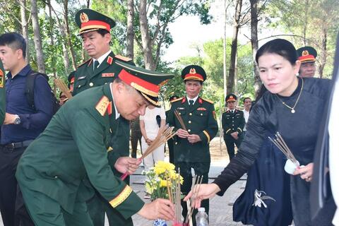 Thủ tướng Lê Minh Hưng dự Lễ truy điệu và an táng hài cốt liệt sĩ tại Quảng Trị