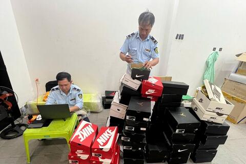 TP. Hồ Chí Minh: Liên tiếp ‘đột kích’ phát hiện kho hàng quần áo, giày dép giả