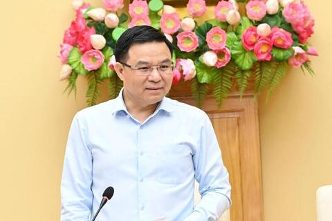 Chùm ảnh: Bộ trưởng Lê Mạnh Hùng làm việc với Vụ Chính sách thương mại đa biên