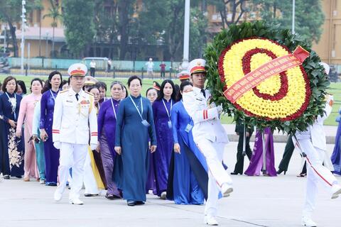 Đoàn đại biểu dự Đại hội đại biểu Phụ nữ toàn quốc lần thứ XIV vào Lăng viếng Chủ tịch Hồ Chí Minh