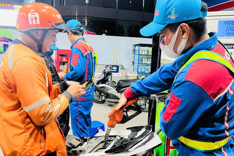 Giá xăng dầu hôm nay 17/6: Tiếp tục giảm sâu