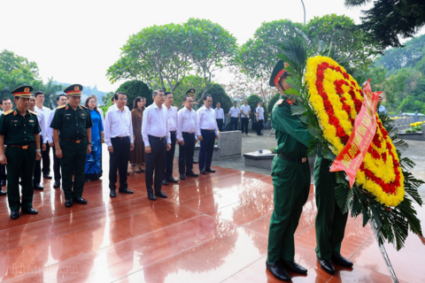 Thủ tướng dâng hương tưởng niệm các Anh hùng liệt sĩ và tặng quà gia đình có công với cách mạng tại Lào Cai