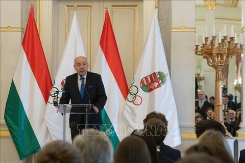 Tổng thống Hungary ký ban hành sửa đổi hiến pháp chấm dứt nhiệm kỳ