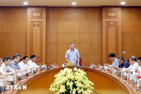 Vận dụng đúng phương pháp cách mạng trong đấu tranh phòng, chống “tự diễn biến”, “tự chuyển hóa” trong giai đoạn hiện nay