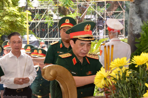 Đại tướng Phan Văn Giang dâng hương tưởng niệm các Anh hùng liệt sĩ tại Công viên Lê Thị Riêng