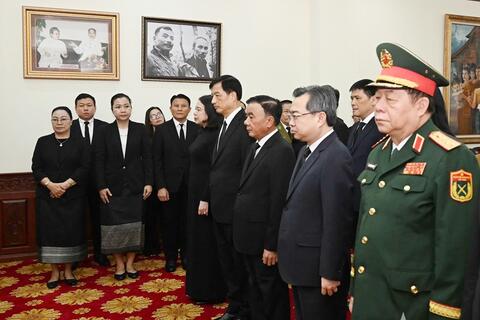 Thường trực Ban Bí thư Trần Cẩm Tú viếng Chủ tịch Quốc hội Lào Xaysomphone Phomvihane