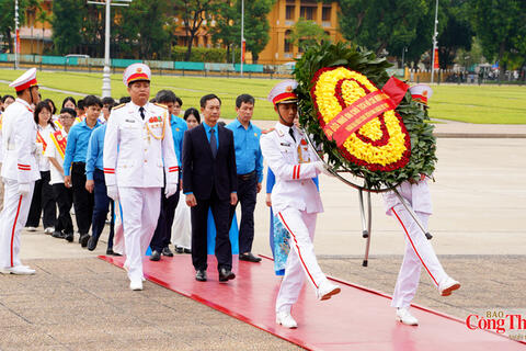 Công đoàn Công Thương báo công, dâng hoa viếng lăng Chủ tịch Hồ Chí Minh