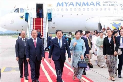 Tổng thống Myanmar và phu nhân đến Hà Nội, bắt đầu thăm chính thức Việt Nam