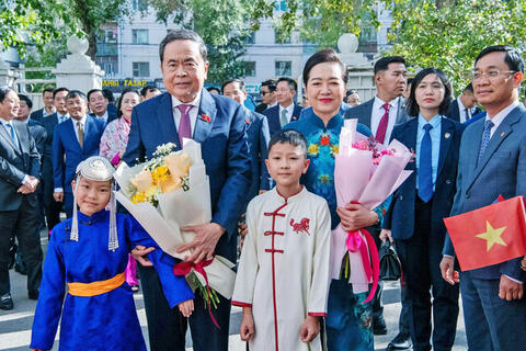 Chủ tịch Quốc hội Trần Thanh Mẫn thăm Đại sứ quán, gặp cộng đồng người Việt Nam tại Mông Cổ