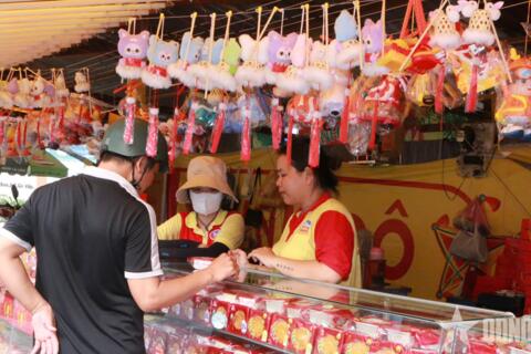 TP Hồ Chí Minh: Bánh trung thu vào mùa, đa dạng kênh mua sắm