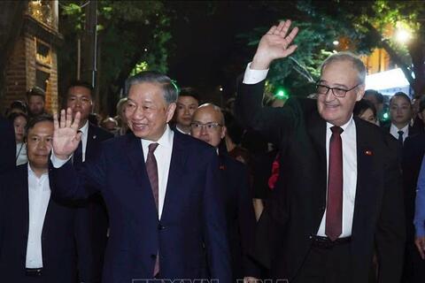 Tổng Bí thư, Chủ tịch nước Tô Lâm và Phu nhân cùng Tổng thống Thụy Sĩ và Phu nhân dạo phố đi bộ hồ Hoàn Kiếm