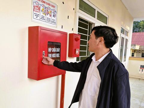 Trường học xây gần 8 tỉ đồng bỏ không, học sinh phải xin học nhờ