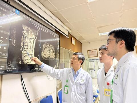 Bệnh viện Hữu nghị Việt Đức: Điều trị thành công hẹp ống sống cổ cho người bệnh